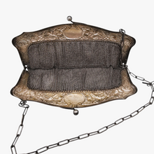 Load image into Gallery viewer, Minaudière Art nouveau en maille en métal argenté, vers 1900