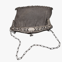 Load image into Gallery viewer, Minaudière Art nouveau en maille en métal argenté, vers 1900