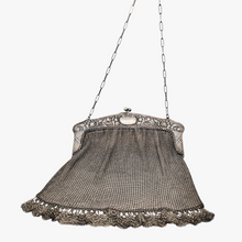 Load image into Gallery viewer, Minaudière Art nouveau en maille en métal argenté, vers 1900