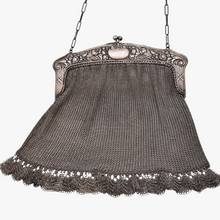Load image into Gallery viewer, Minaudière Art nouveau en maille en métal argenté, vers 1900