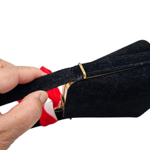 Afbeelding in Gallery-weergave laden, Petit sac de soirée vintage en velours noir, années 1950-1960