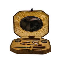 Afbeelding in Gallery-weergave laden, Nécessaire à manucure Art déco en galalithe, années 1930-1940