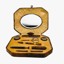 Afbeelding in Gallery-weergave laden, Nécessaire à manucure Art déco en galalithe, années 1930-1940