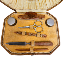 Afbeelding in Gallery-weergave laden, Nécessaire à manucure Art déco en galalithe, années 1930-1940
