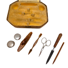 Afbeelding in Gallery-weergave laden, Nécessaire à manucure Art déco en galalithe, années 1930-1940