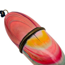 Load image into Gallery viewer, Nécessaire à couture miniature de sac rose marbré, années 1930-1940 – Le Charme des Violettes - Brocante en ligne