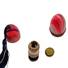 Load image into Gallery viewer, Nécessaire à couture miniature de sac rose marbré, années 1930-1940 – Le Charme des Violettes - Brocante en ligne