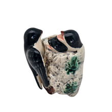 Charger l'image dans la galerie, Suspension murale en céramique Nid d’hirondelles, années 1950-1970 Le Charme des Violettes - Brocante en ligne