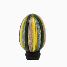 Charger l'image dans la galerie, Œuf décoratif en verre de Murano – filigrane polychrome, années 1960-1980 Le Charme des Violettes - Brocante en ligne