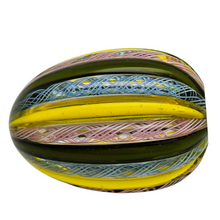 Charger l'image dans la galerie, Œuf décoratif en verre de Murano – filigrane polychrome, années 1960-1980 Le Charme des Violettes - Brocante en ligne