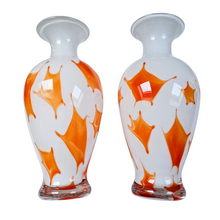 Load image into Gallery viewer, Paire de grands vases vintage signés en verre opalin blanc soufflé à motifs oranges, années 1970