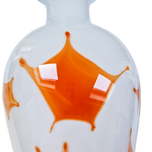 Load image into Gallery viewer, Paire de grands vases vintage signés en verre opalin blanc soufflé à motifs oranges, années 1970