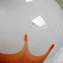 Load image into Gallery viewer, Paire de grands vases vintage signés en verre opalin blanc soufflé à motifs oranges, années 1970