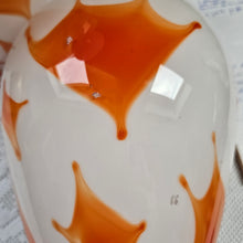 Load image into Gallery viewer, Paire de grands vases vintage signés en verre opalin blanc soufflé à motifs oranges, années 1970