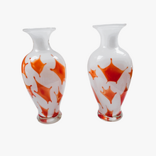 Load image into Gallery viewer, Paire de grands vases vintage signés en verre opalin blanc soufflé à motifs oranges, années 1970