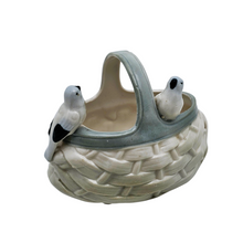 Charger l'image dans la galerie, Petit panier en porcelaine aux deux oiseaux, années 1930-1950 Le Charme des Violettes - Brocante en ligne