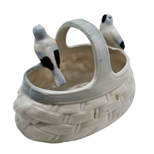 Charger l'image dans la galerie, Petit panier en porcelaine aux deux oiseaux, années 1930-1950 Le Charme des Violettes - Brocante en ligne