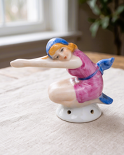 Load image into Gallery viewer, Pare-gouttes en porcelaine – Baigneuse Art déco vers 1930 Le Charme des Violettes - Brocante en ligne
