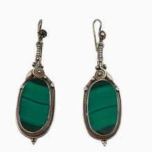 Charger l'image dans la galerie, Boucles d'oreilles Belle Epoque en argent et malachite