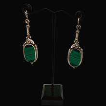 Charger l'image dans la galerie, Boucles d'oreilles Belle Epoque en argent et malachite