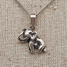 Afbeelding in Gallery-weergave laden, Pendentif en argent 925, Éléphant porte-bonheur, XXè Le Charme des Violettes - Brocante en ligne