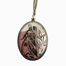 Afbeelding in Gallery-weergave laden, Pendentif arménien en métal argenté, "La fille d'Erevan", années 1970