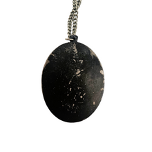 Afbeelding in Gallery-weergave laden, Pendentif arménien en métal argenté, "La fille d'Erevan", années 1970