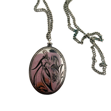 Afbeelding in Gallery-weergave laden, Pendentif arménien en métal argenté, "La fille d'Erevan", années 1970