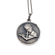 Afbeelding in Gallery-weergave laden, Médaillon Sagittaire en argent et chaîne en métal argenté, années 1960-1970 Le Charme des Violettes - Brocante en ligne