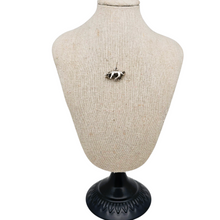 Afbeelding in Gallery-weergave laden, Pendentif Taureau en argent, années Le Charme des Violettes - Brocante en ligne