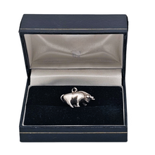 Afbeelding in Gallery-weergave laden, Pendentif Taureau en argent, années Le Charme des Violettes - Brocante en ligne