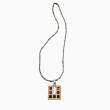 Afbeelding in Gallery-weergave laden, Vintage hanger in 925 zilver bezet met barnsteen en zijn zilveren ketting