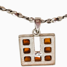 Afbeelding in Gallery-weergave laden, Vintage hanger in 925 zilver bezet met barnsteen en zijn zilveren ketting