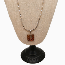 Afbeelding in Gallery-weergave laden, Vintage hanger in 925 zilver bezet met barnsteen en zijn zilveren ketting