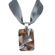 Load image into Gallery viewer, Pendentif en mosaïque de nacre et bélière en argent 925, années 1990-2010 Le Charme des Violettes - Brocante en ligne