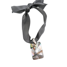 Load image into Gallery viewer, Pendentif en mosaïque de nacre et bélière en argent 925, années 1990-2010 Le Charme des Violettes - Brocante en ligne