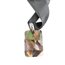 Load image into Gallery viewer, Pendentif en mosaïque de nacre et bélière en argent 925, années 1990-2010 Le Charme des Violettes - Brocante en ligne
