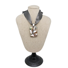 Load image into Gallery viewer, Pendentif en mosaïque de nacre et bélière en argent 925, années 1990-2010 Le Charme des Violettes - Brocante en ligne