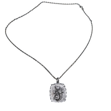 Afbeelding in Gallery-weergave laden, Pendentif “Sagittaire” en argent 925 et sa chaîne en métal argenté,  années 1970