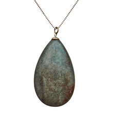 Afbeelding in Gallery-weergave laden, Pendentif goutte en quartz à trolléite et sa chaîne en argent 925, années 1990