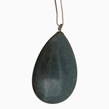 Afbeelding in Gallery-weergave laden, Pendentif goutte en quartz à trolléite et sa chaîne en argent 925, années 1990