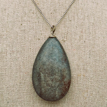 Afbeelding in Gallery-weergave laden, Pendentif goutte en quartz à trolléite et sa chaîne en argent 925, années 1990