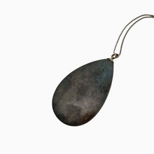 Afbeelding in Gallery-weergave laden, Pendentif goutte en quartz à trolléite et sa chaîne en argent 925, années 1990