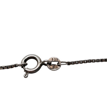 Afbeelding in Gallery-weergave laden, Pendentif goutte en quartz à trolléite et sa chaîne en argent 925, années 1990