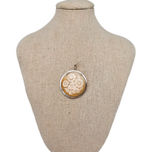 Afbeelding in Gallery-weergave laden, Pendentif Camée coquillage rond cerclé d'argent 925, années 1920-1930