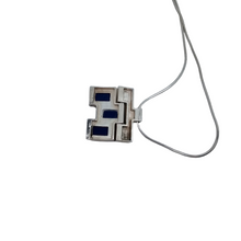 Afbeelding in Gallery-weergave laden, Zilveren designhanger bezet met lapis lazuli en bijbehorende ketting