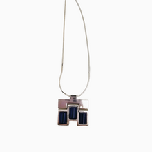 Afbeelding in Gallery-weergave laden, Zilveren designhanger bezet met lapis lazuli en bijbehorende ketting