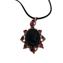 Charger l&#39;image dans la galerie, Pendentif de deuil victorien en camée de verre noir, années 1890-1900
