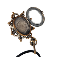 Charger l&#39;image dans la galerie, Pendentif de deuil victorien en camée de verre noir, années 1890-1900

