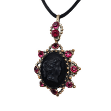 Charger l&#39;image dans la galerie, Pendentif de deuil victorien en camée de verre noir, années 1890-1900
